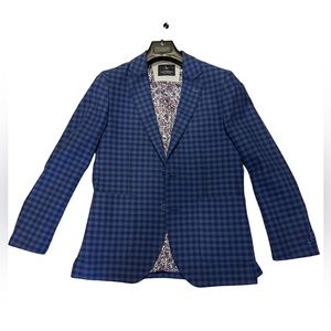 Versatile suit jacket in blue plaid. Size 38 regular.